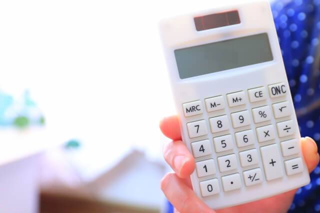 電卓を見せる人物