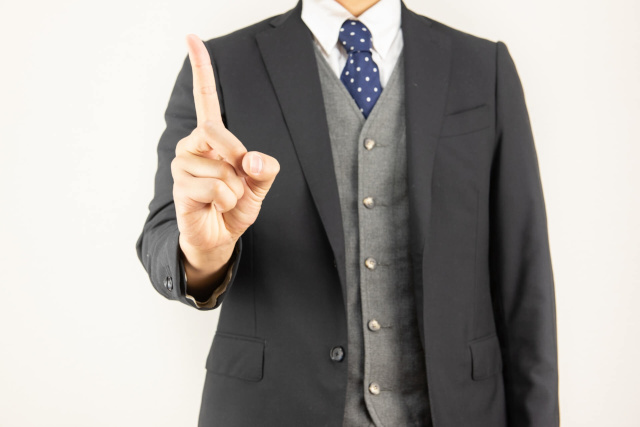 指さしする男性